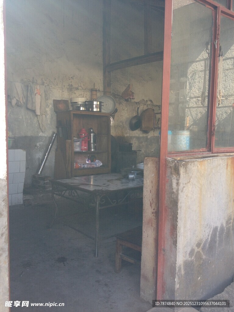 老旧破败的室内场景