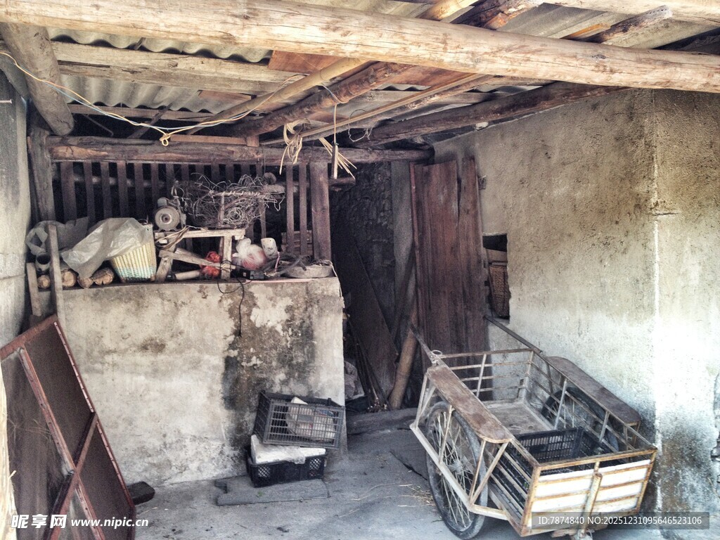 老旧屋内的传统生活物件