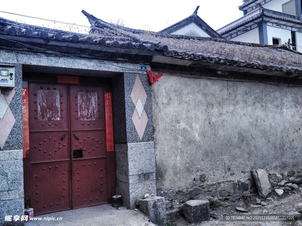 古朴乡村老屋的红色大门