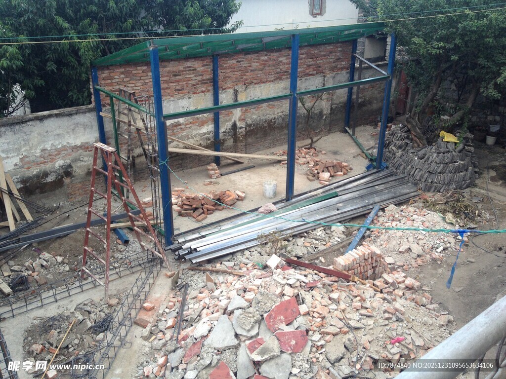 倒塌的绿色框架建筑残骸