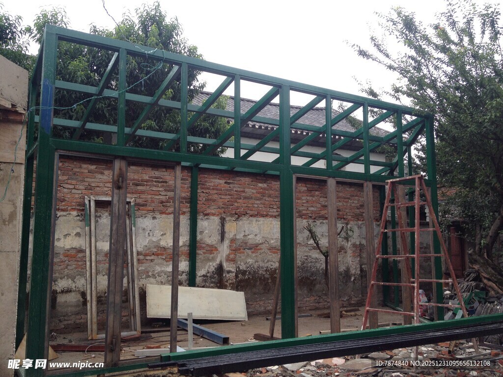 搭建中的绿色钢结构建筑