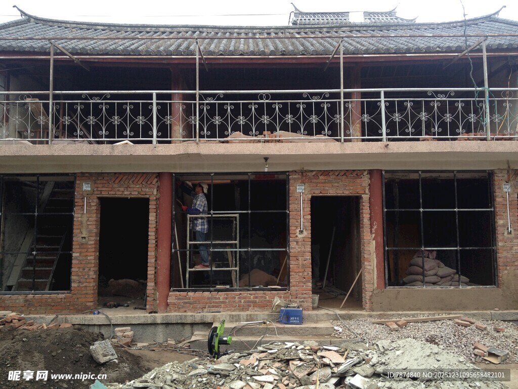 乡村在建的两层中式房屋