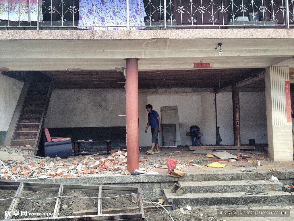 房屋底层遭破坏场景