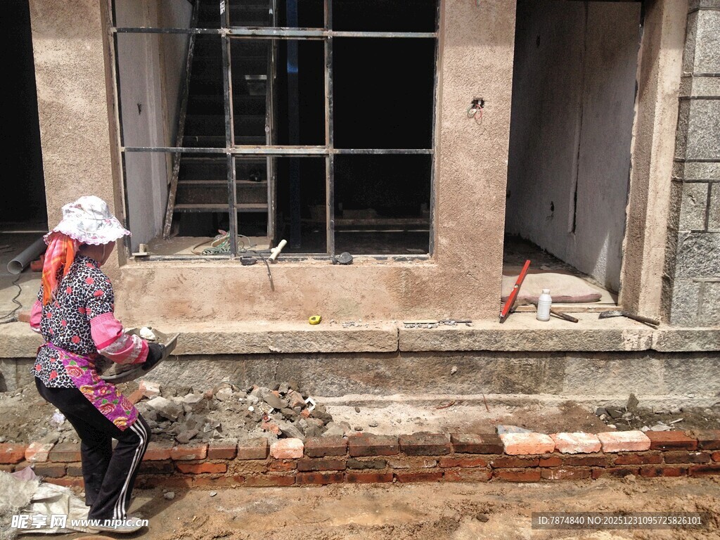 女工人专注于房屋施工