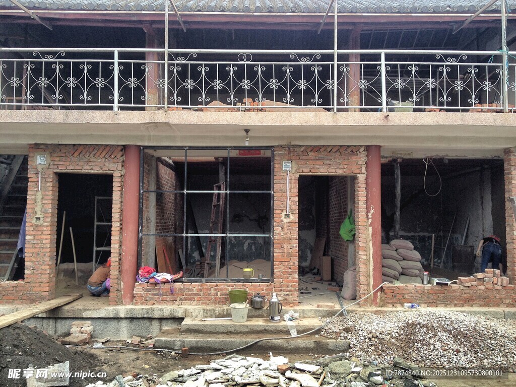 在建中式两层民居