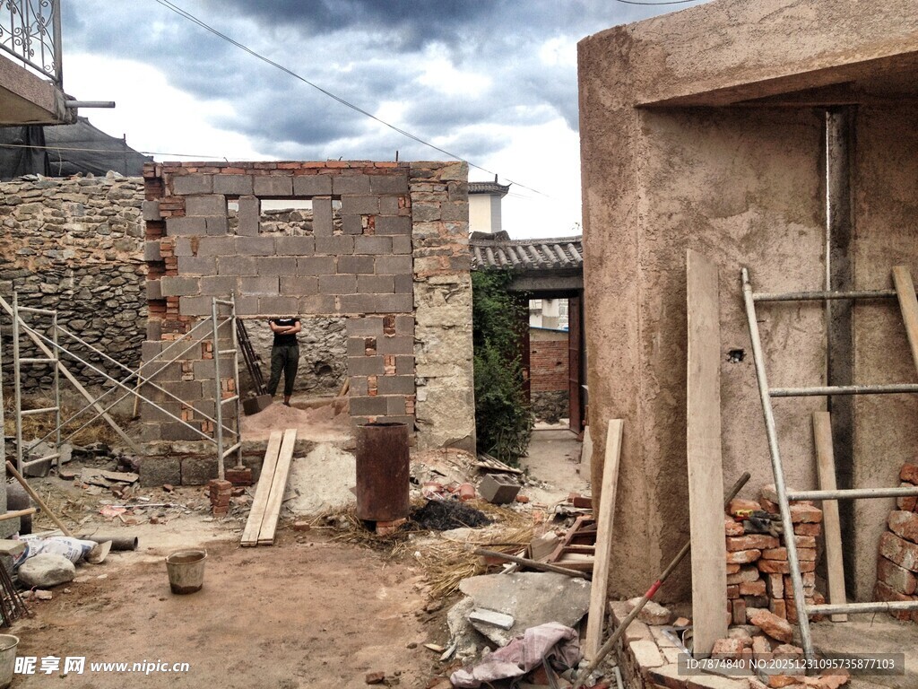 老旧建筑拆除改造现场