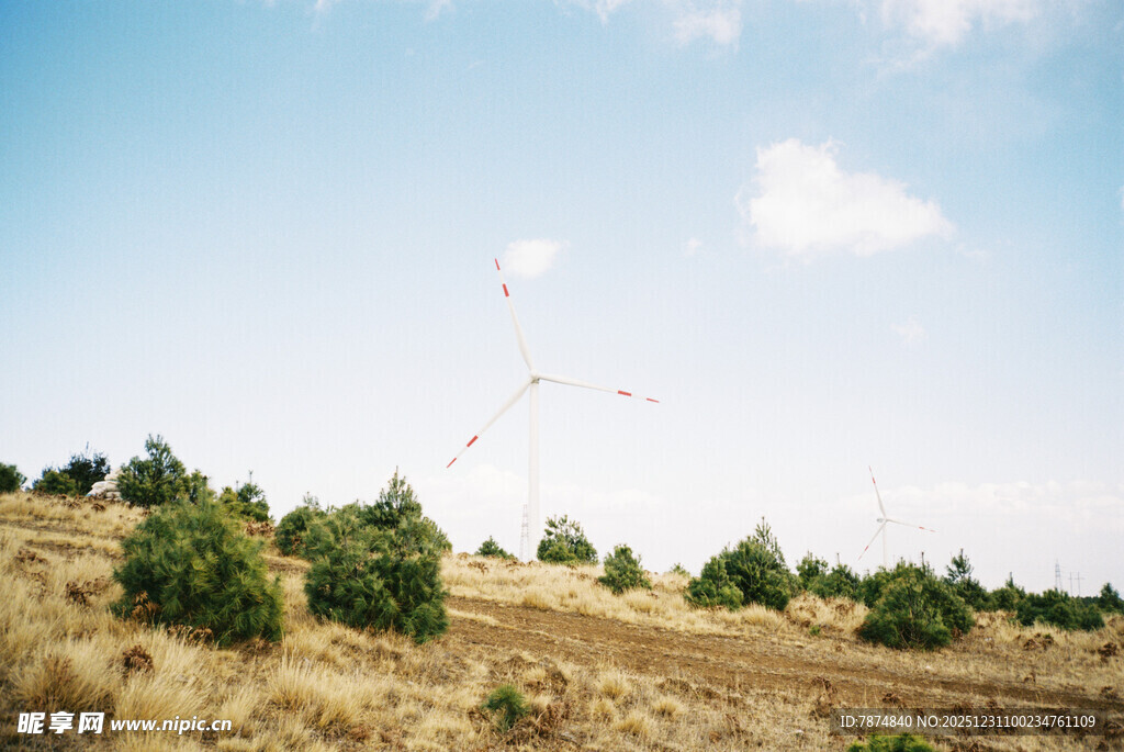 田野间放飞的彩色风筝