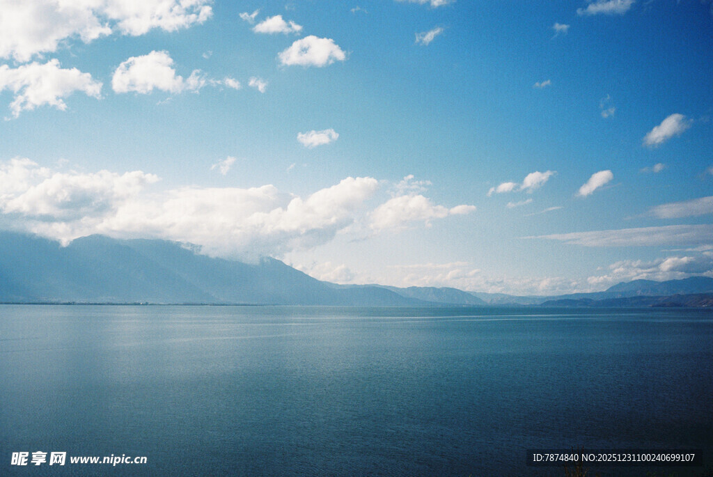 宁静湖面与远处山峦美景