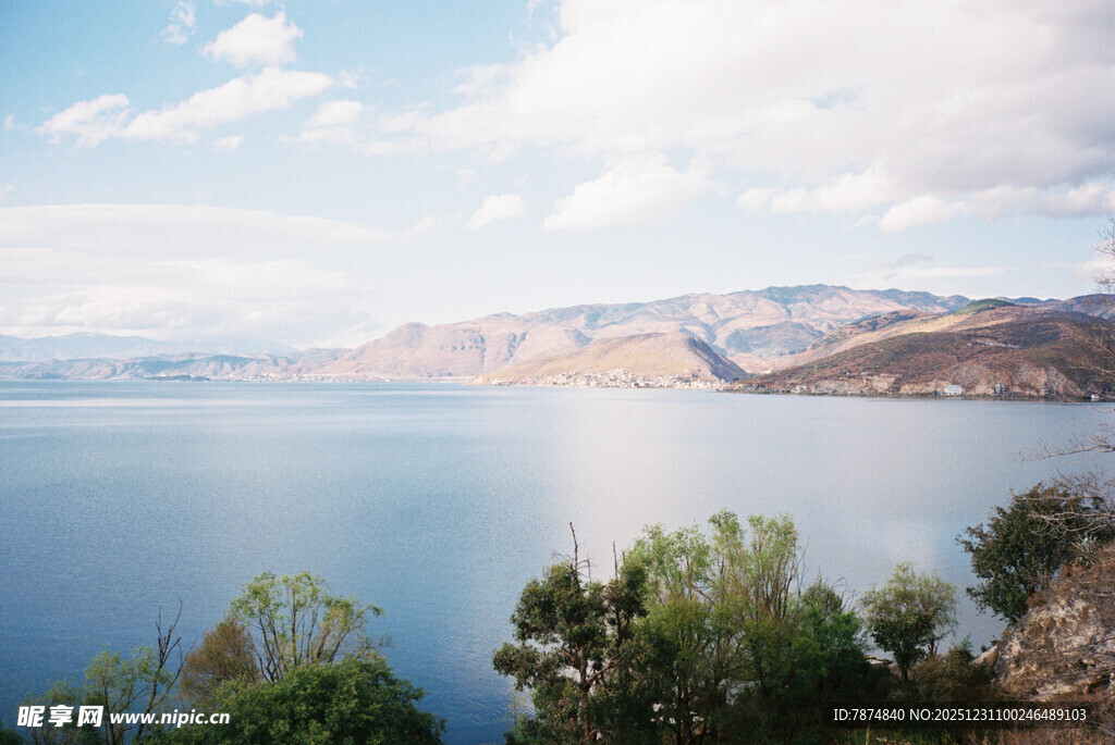 湖畔风光 山水相映成趣