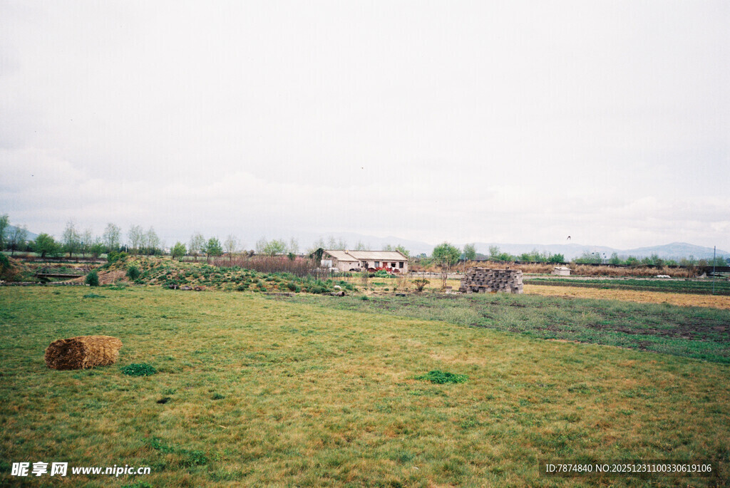 田野中的干草堆与乡村景致