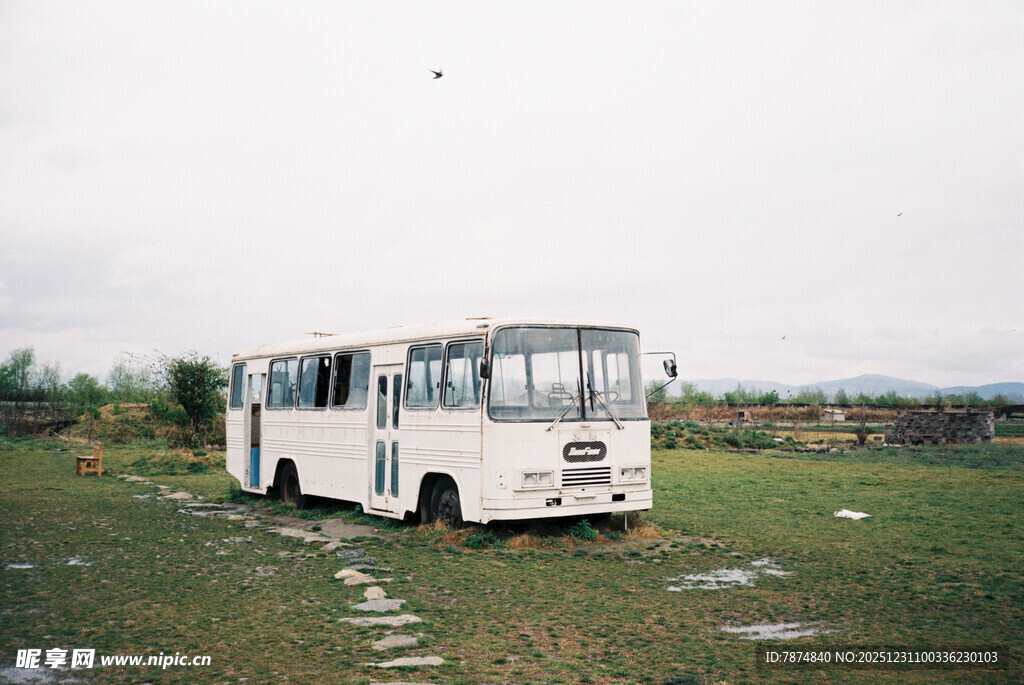 田野中的老式白色公交车