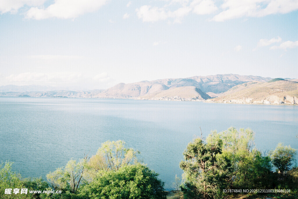 湖畔青山绿树风景如画