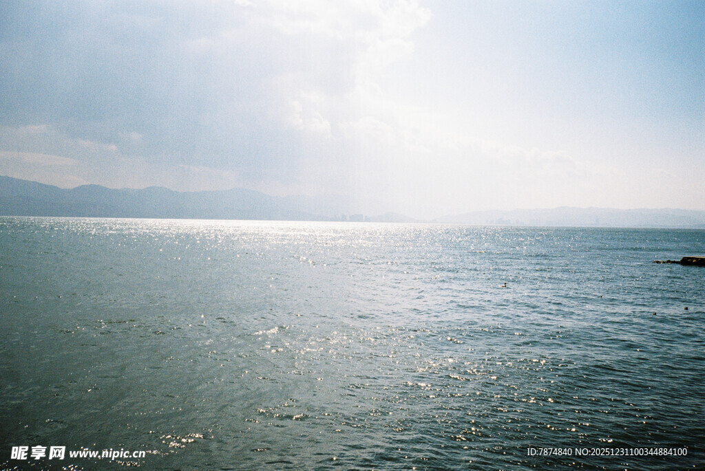 海上阳光洒 孤舟泛碧波