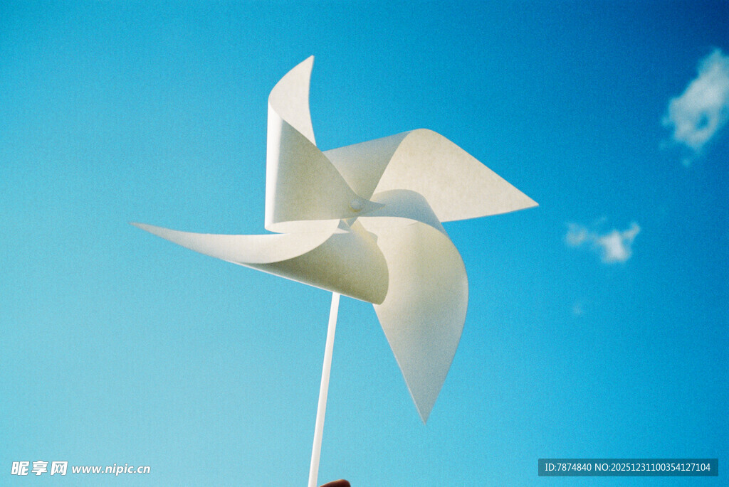 蓝天中的白色纸风车