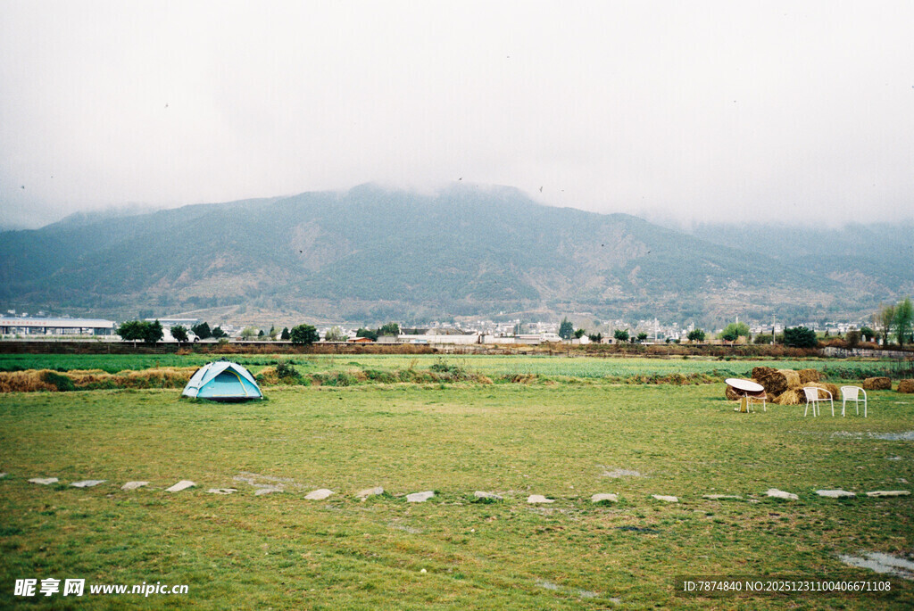 草原风光 远处山峦与帐篷