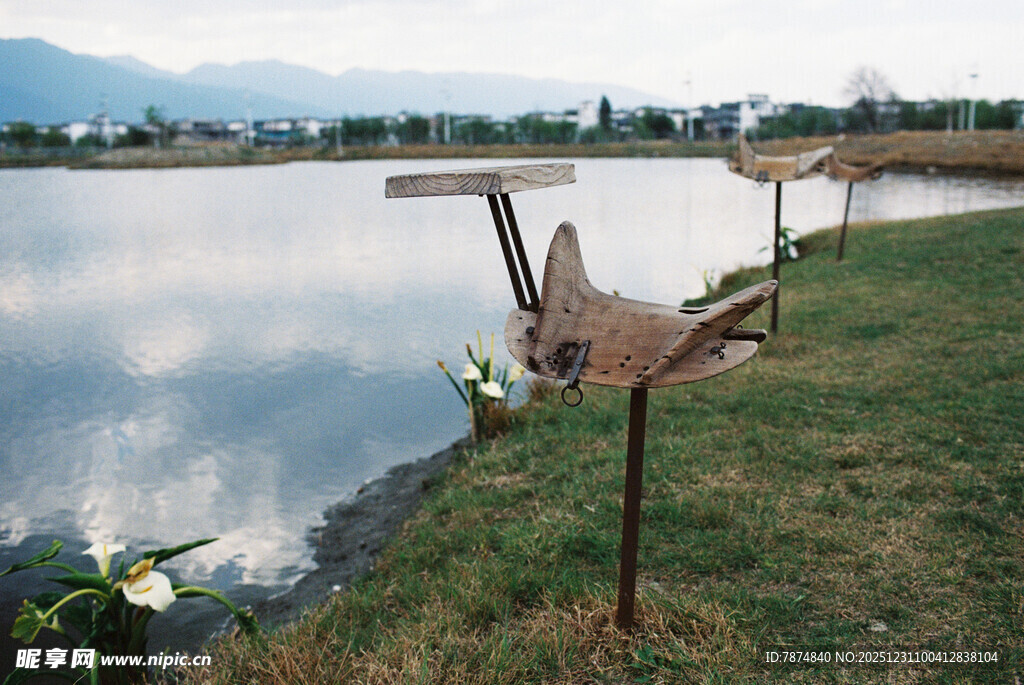 湖畔铁艺鹤雕塑  自然景致