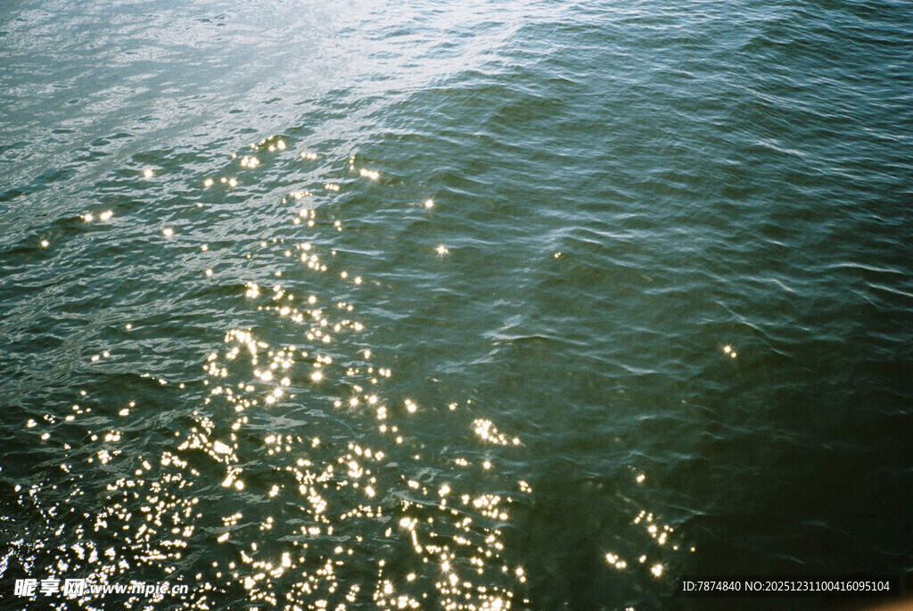波光粼粼的海面