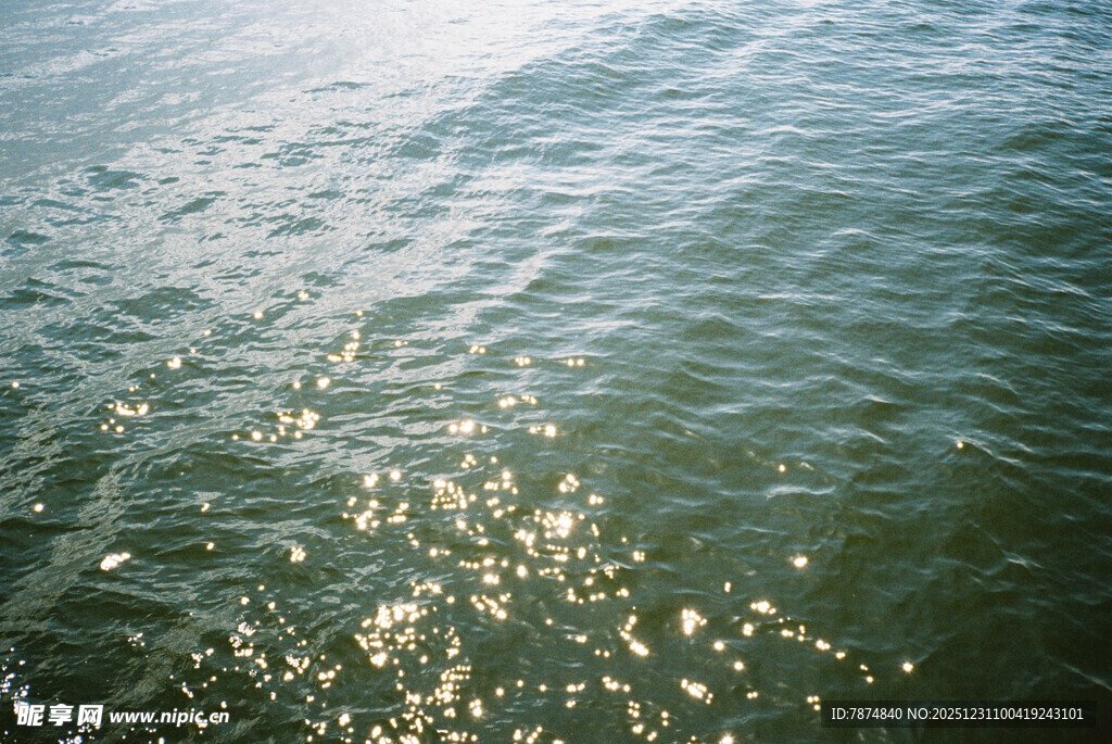 波光粼粼的水面