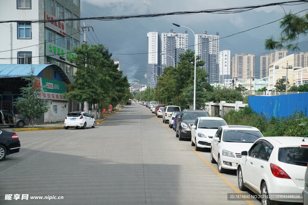 城市街道整齐停放的车辆