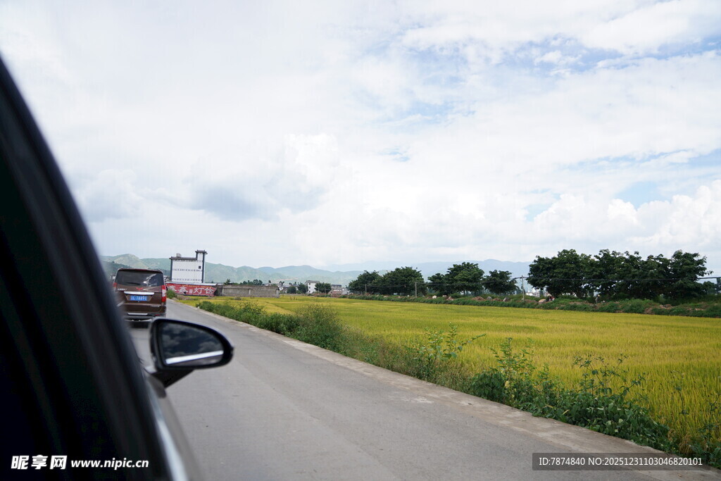 车窗外的田野公路风景