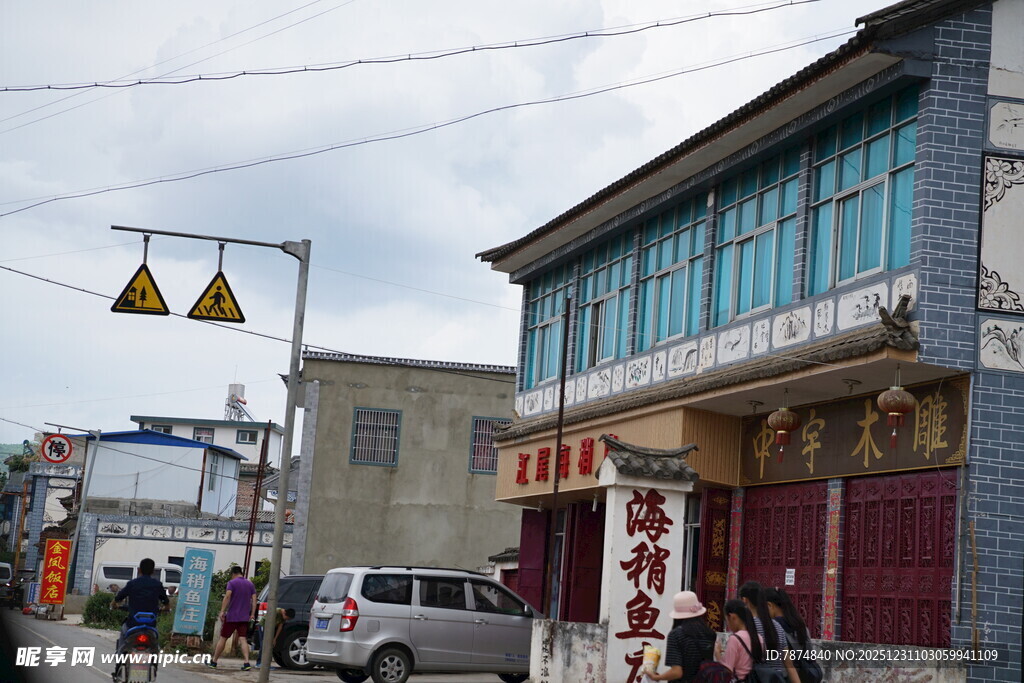 小镇街边店铺与往来行人