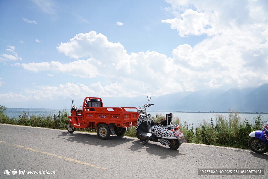 公路边的红色卡车与摩托车