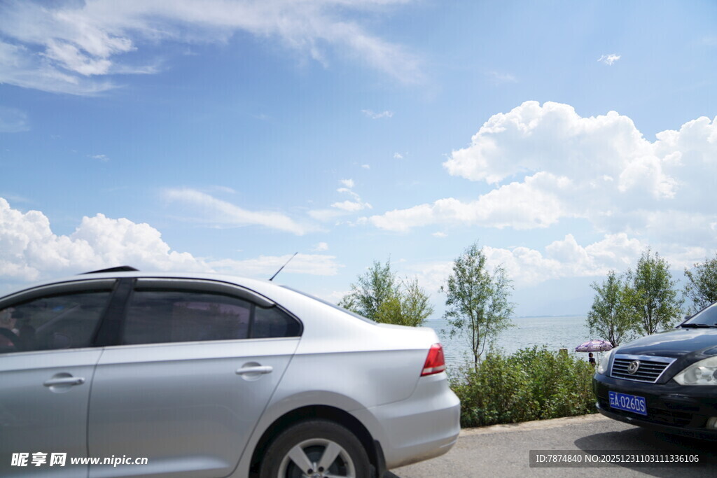 路边停放的两辆汽车