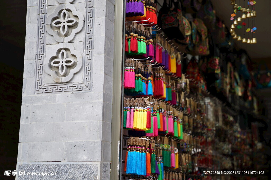 古雅装饰旁的多彩文具架