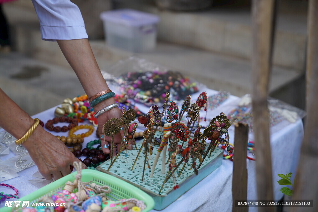 街头多彩串串待售