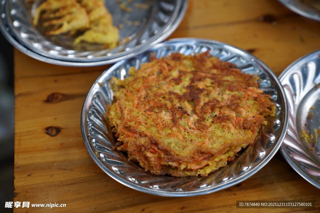 美味煎饼置于金属盘中