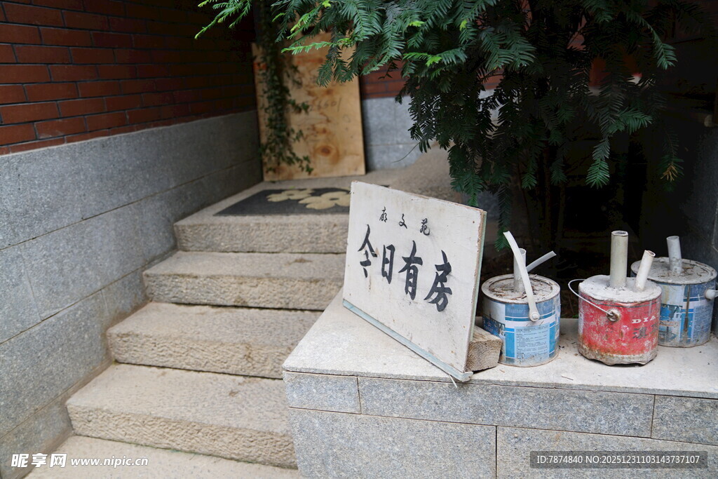 中式台阶上的雅致小景