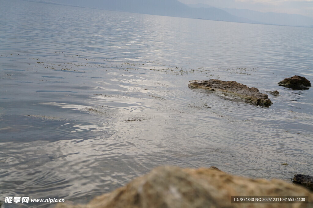 海边礁石 静谧水面景致
