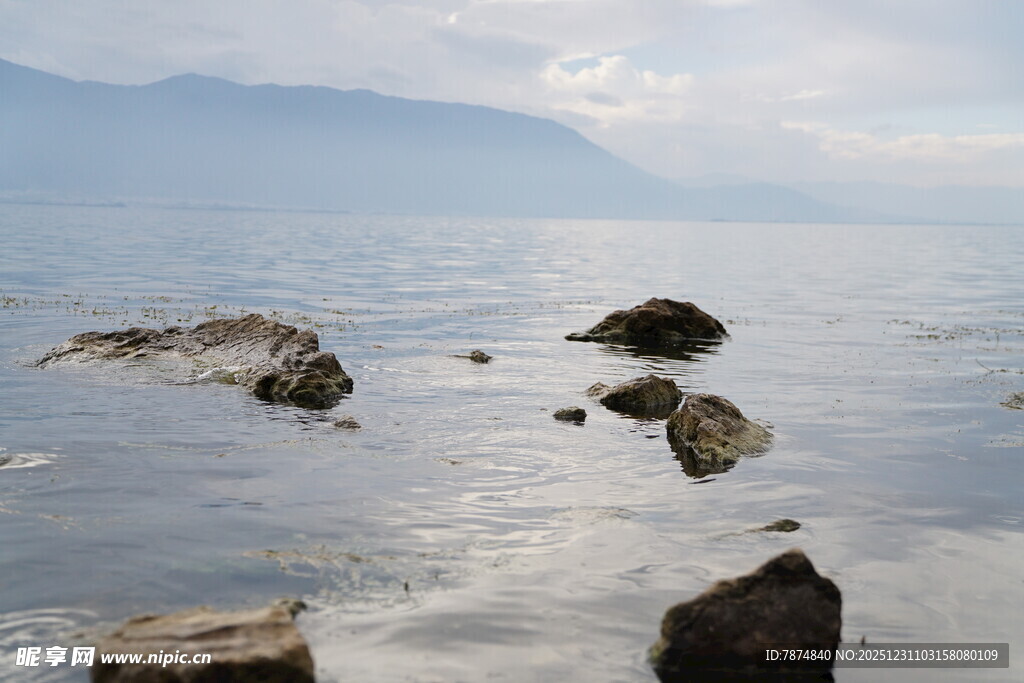 宁静湖面中的嶙峋礁石