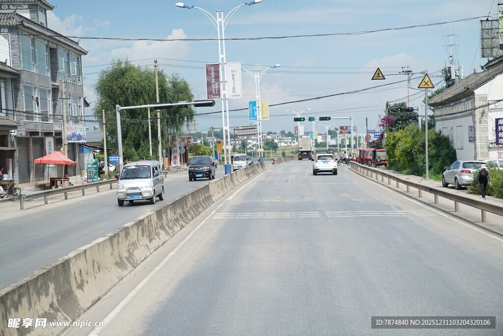 城市宽阔道路上的行驶车辆