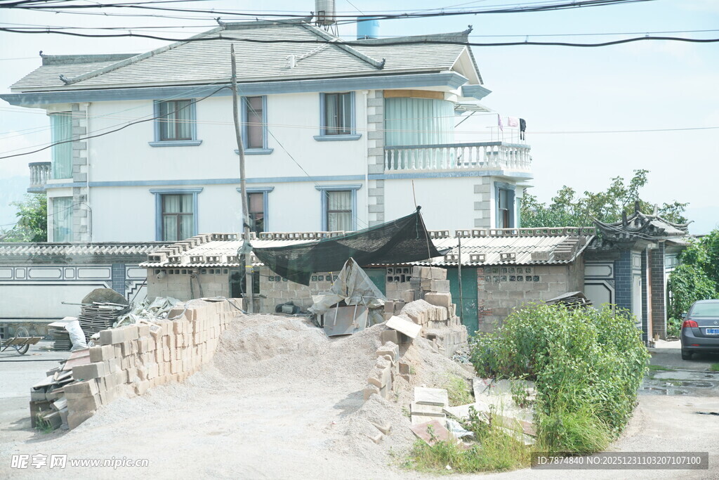 老旧房屋旁的杂乱施工场景