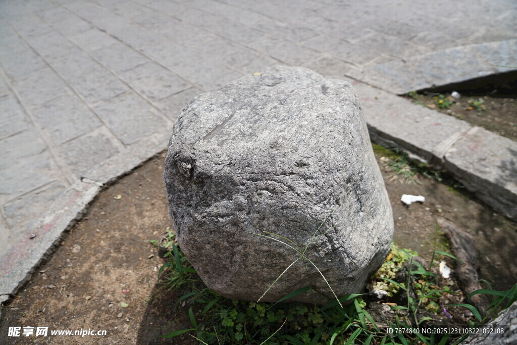 路边刻字石头特写