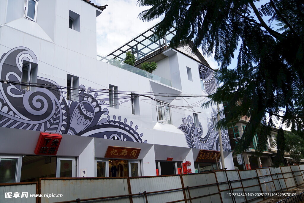 涂鸦装饰的独特白色建筑