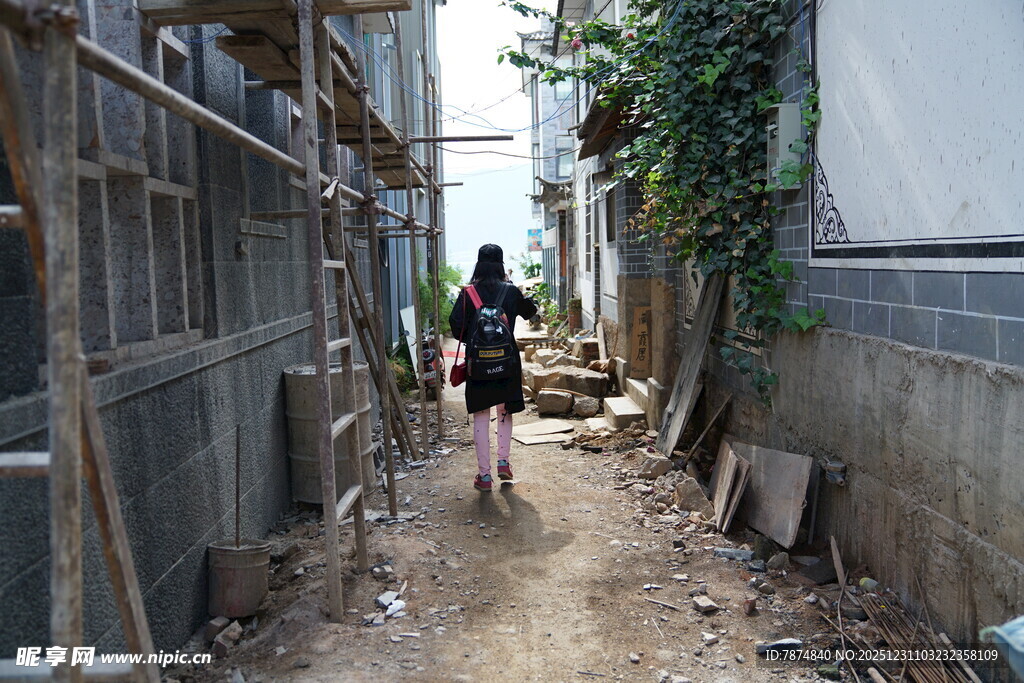 女孩独行于狭窄小巷