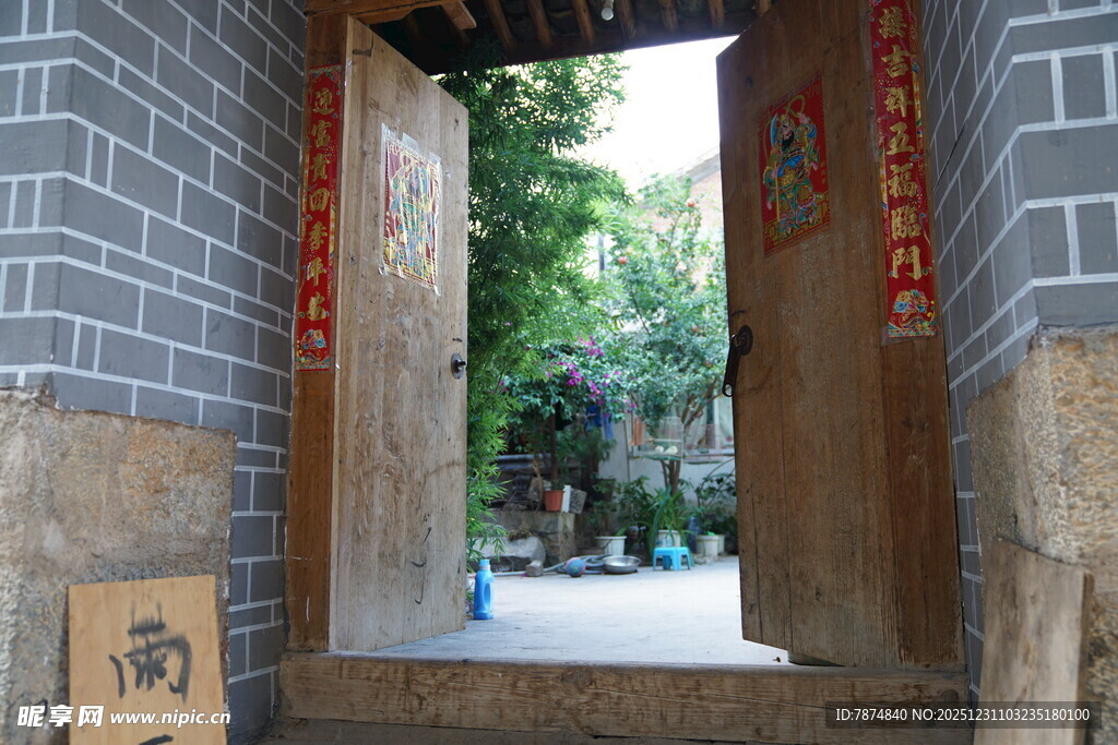 古宅门洞望绿意景致