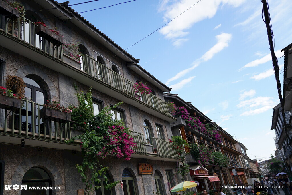 欧式风情街道 繁花点缀