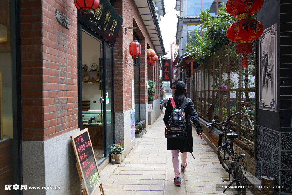 女孩漫步古巷赏中式风情