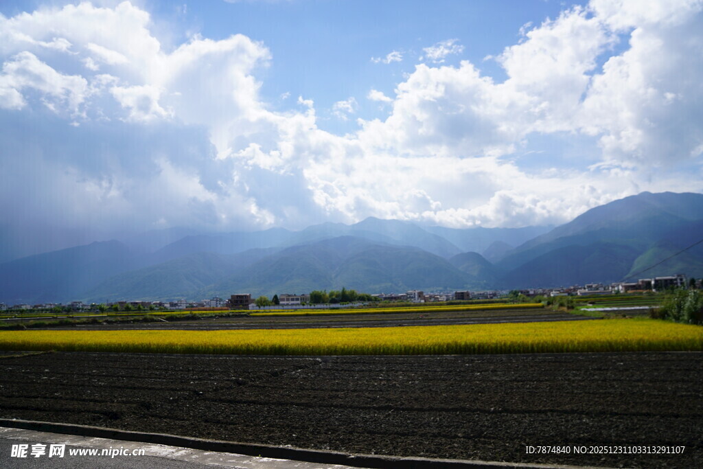 田园风光中的蓝天白云远山