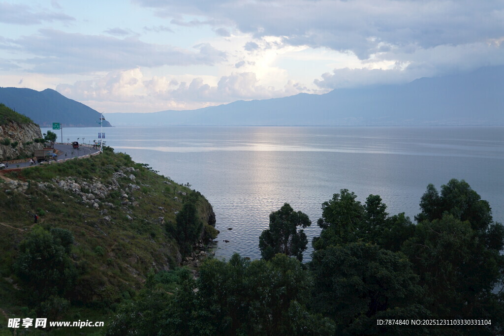 湖畔美景 绿树环绕的宁静