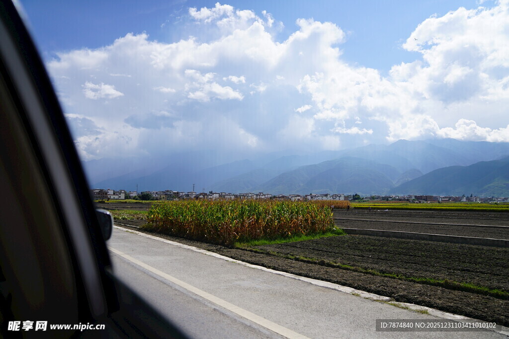 车窗外的田野与蓝天白云