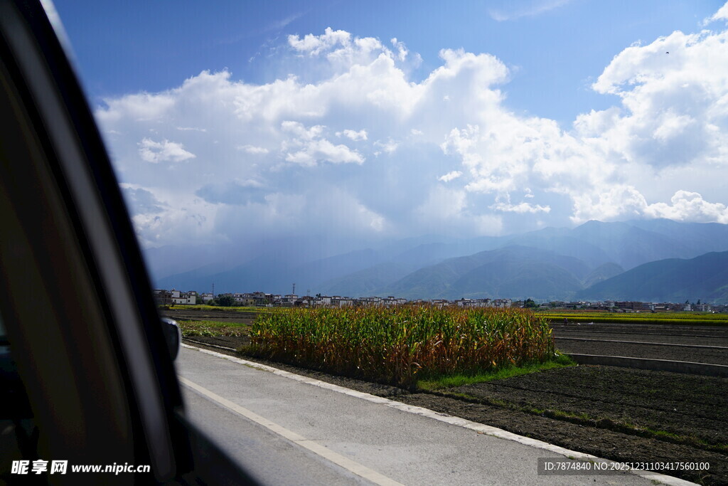 车窗外的田野与云山景色