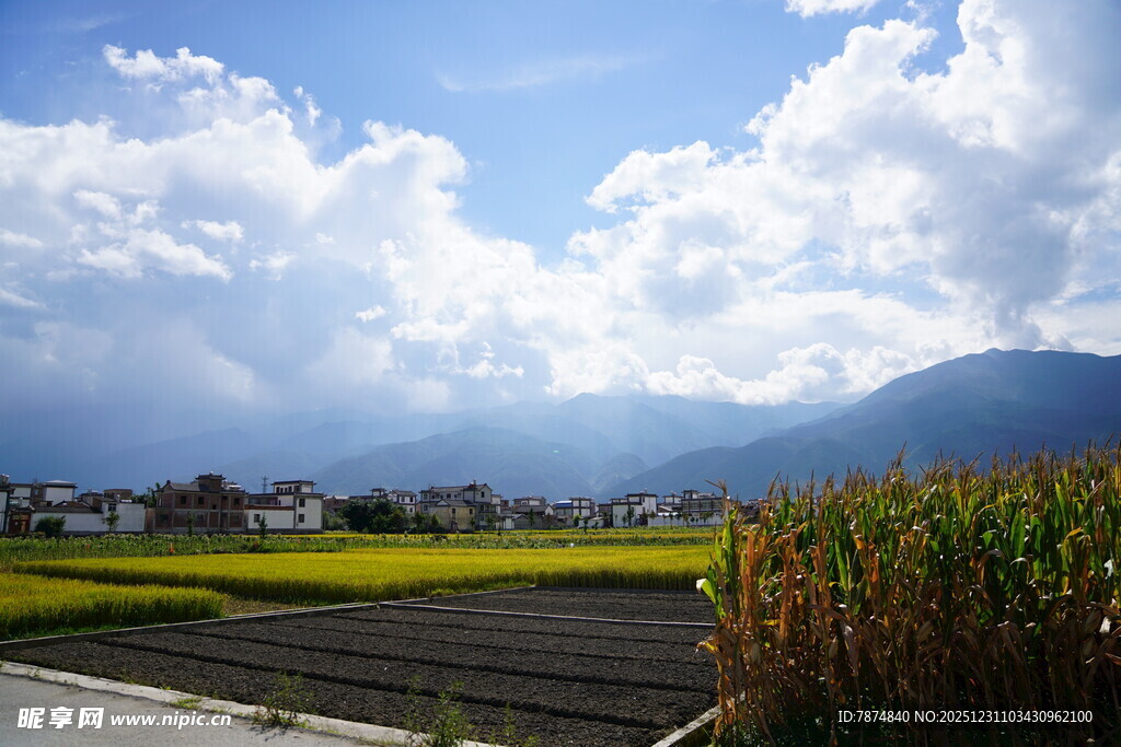 田园风光下的蓝天白云美景