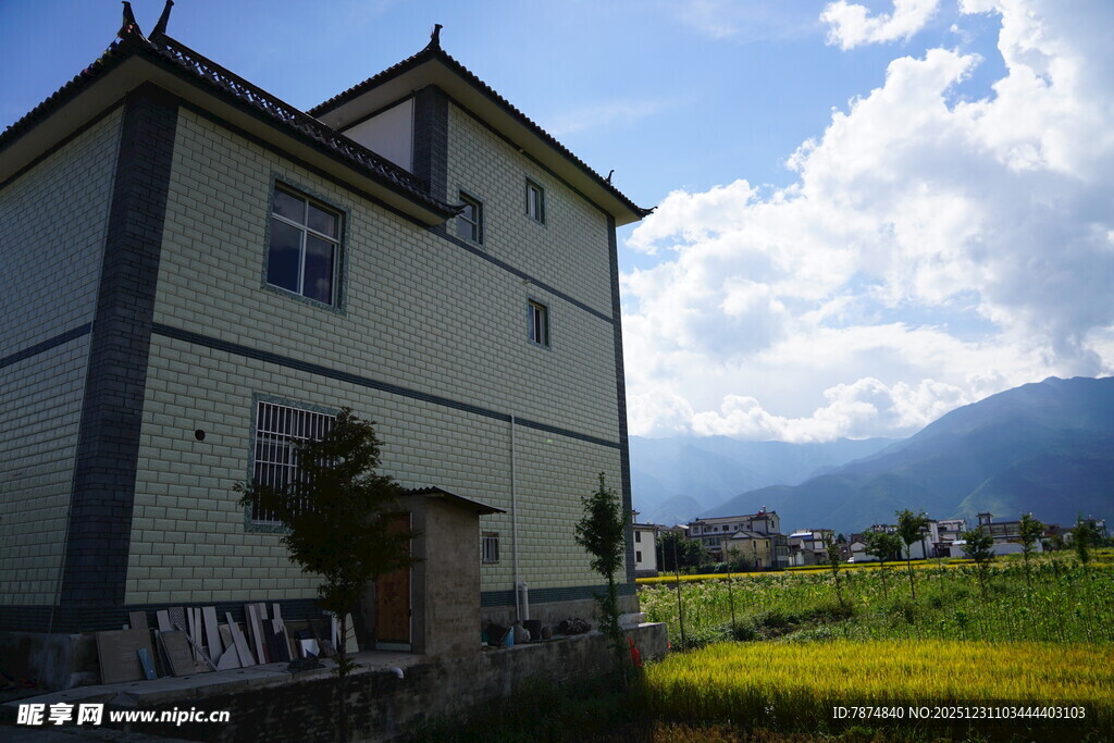 田园旁的两层温馨小楼房