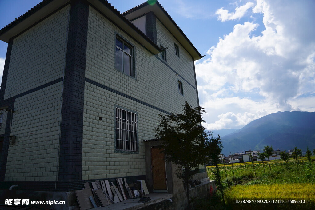 乡村旁的两层灰白住宅