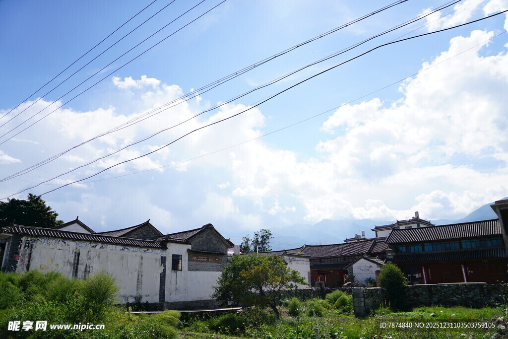 乡村古宅 蓝天白云下景象