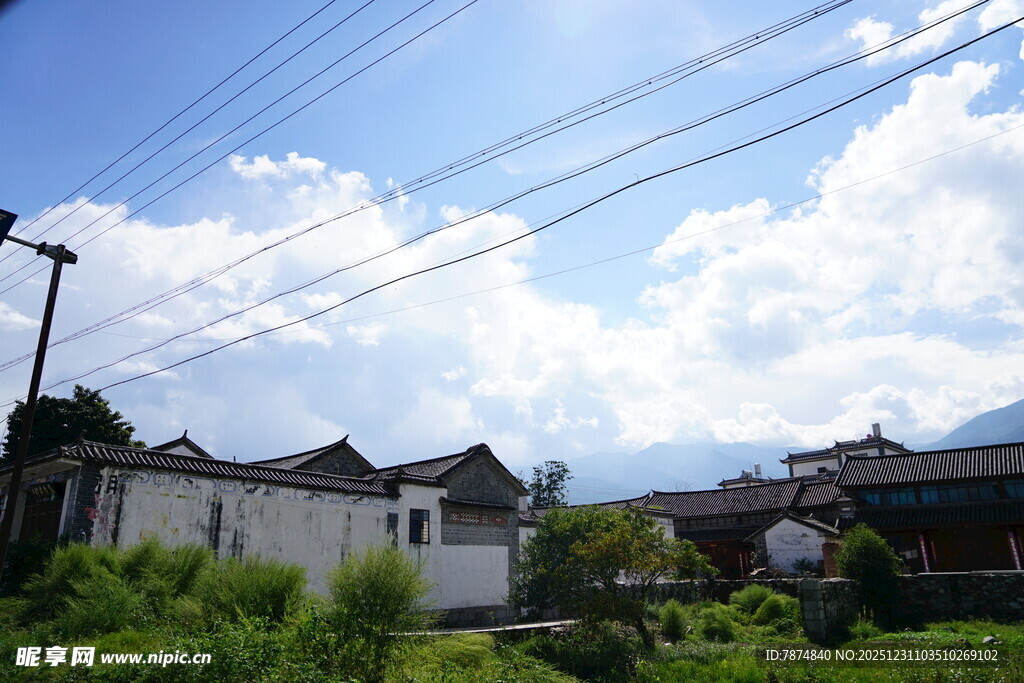 乡村风光 蓝天白云下的民居
